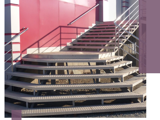 Лестницы для магазина в Южноуральске — изготовление и монтаж