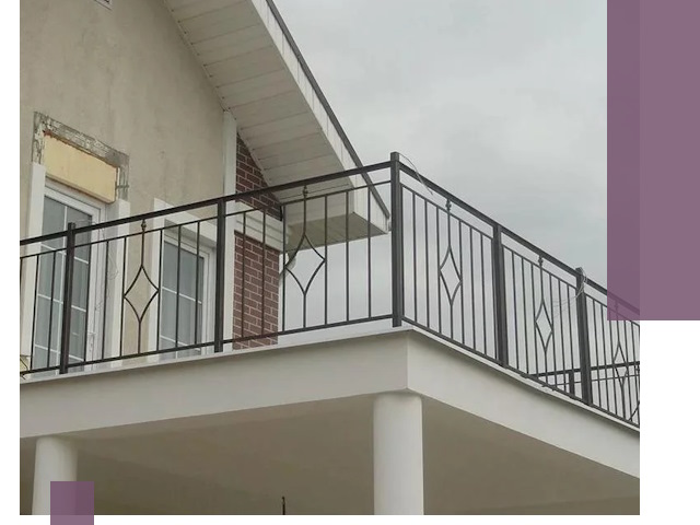 Изготовление балконных ограждений в Южноуральске из металла и стекла